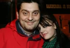 Ella Dvornik s muškarcem u crvenoj jakni na događaju