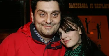 Ella Dvornik s muškarcem u crvenoj jakni na događaju