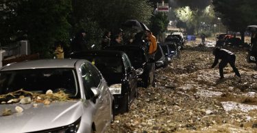 Automobili oštećeni tijekom oluje i poplava u Grčkoj, vozila pokrivena muljem i šteta na cestama