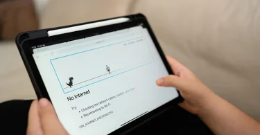 Osoba drži tablet s prikazom zakona o internetskoj brzini i pravima potrošača