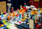 Veliki LEGO grad sa kućama, vozilima, figuricama i različitim građevinama od plastičnih blokova