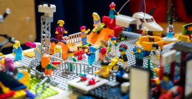 Veliki LEGO grad sa kućama, vozilima, figuricama i različitim građevinama od plastičnih blokova