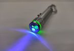 Laserska igračka s zelenom i plavom LED svjetlošću upaljenom