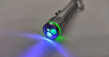Laserska igračka s zelenom i plavom LED svjetlošću upaljenom