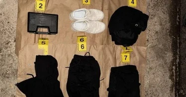 Policijski dokazi – obuća, odjeća i ostali predmeti označeni brojevima za forenzičku analizu