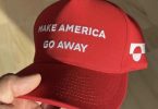 Crvena kapa s natpisom 'Make America Go Away' kao parodija na Trumpovu kampanju
