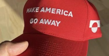 Crvena kapa s natpisom 'Make America Go Away' kao parodija na Trumpovu kampanju