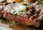 Usječeno meso sa rosmarinom i maslacem na šlici, medium rare степ pečenja