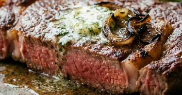 Usječeno meso sa rosmarinom i maslacem na šlici, medium rare степ pečenja