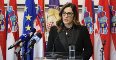 Ministrica govori na konferenciji za novinare s hrvatskom zastavom u pozadini