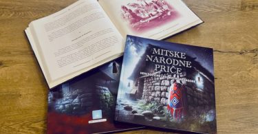 Otvorena knjiga sa tekstom i slikovnica mitskih priča, te DVD izdanja na drvenom stolu