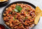 Mljeveno meso pripremljeno u crnoj tepsiji s paradajzom, lukom i začinima, posluženo s pita kruhom