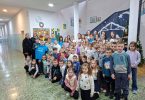 Grupa učenika OŠ Kočerin sa sakupljenom humanitarnom pomoći