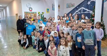 Grupa učenika OŠ Kočerin sa sakupljenom humanitarnom pomoći