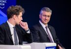Političar u tamnom odijelu govori na panelu Svjetskog ekonomskog foruma
