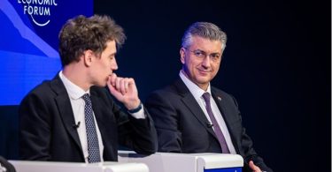 Političar u tamnom odijelu govori na panelu Svjetskog ekonomskog foruma