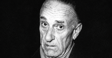 Portret starijeg muškarca s karakterističnim značajkama lica, crno-bijela fotografija