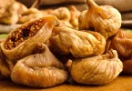 Hrpa suhih smokvi na drvenom stolu