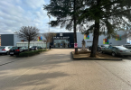 Prikaz trgovačkog centra Park&Shop u Imotskom s parkiralištem i trgovinama