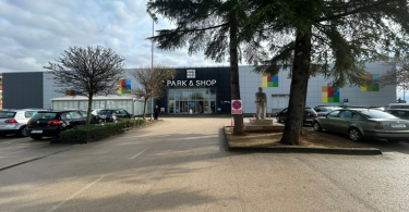 Prikaz trgovačkog centra Park&Shop u Imotskom s parkiralištem i trgovinama