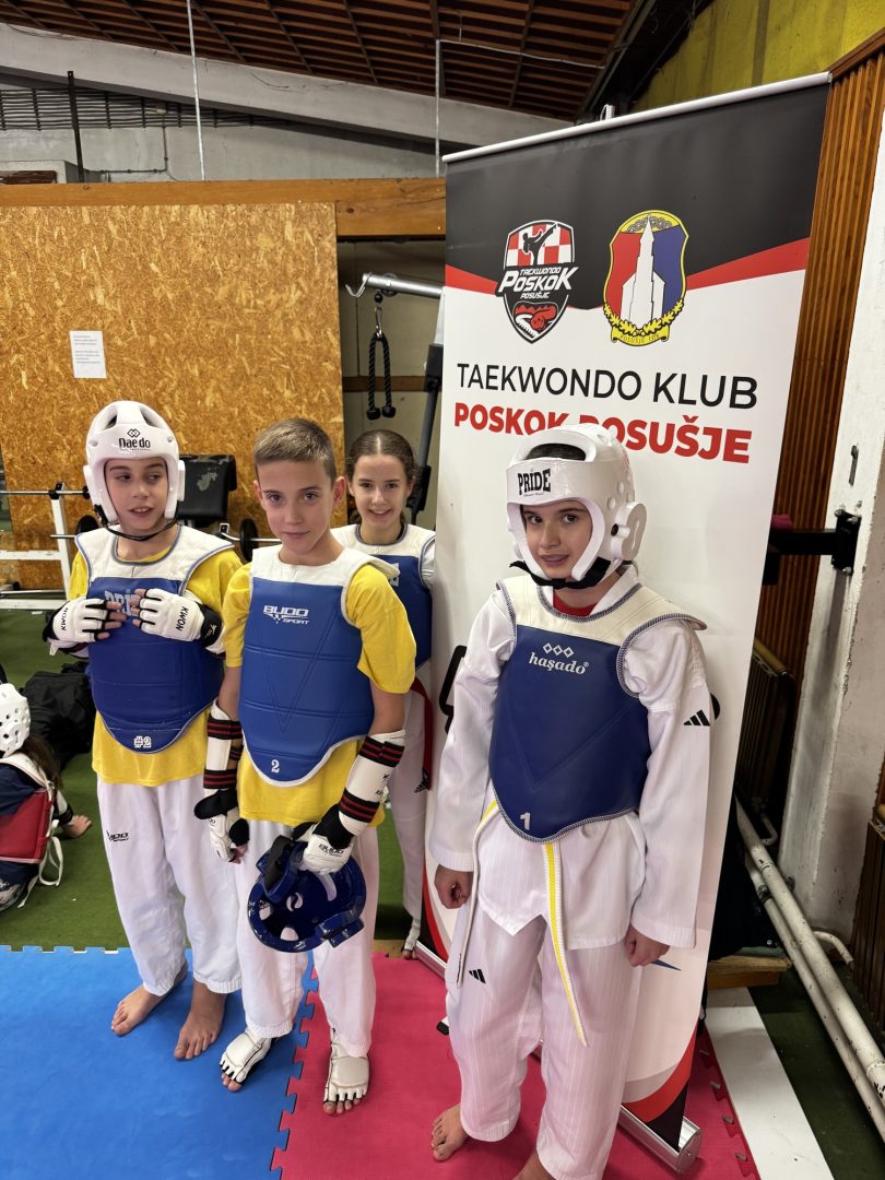 Mladi taekwondaši u dojiima i zaštitnoj opremi tijekom zimskog kampa