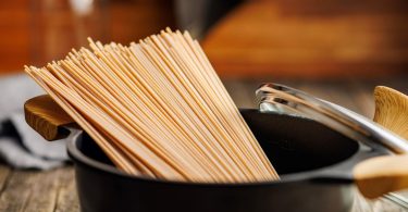 Suha tjestenina u crnoj posudi, prikaz teksture i kvalitete proizvedenih proizvoda