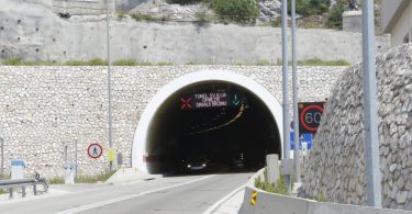 Ulazna strana tunela sv. Ilija s instaliranim sustavom za nadzor brzine vozila