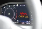Upozorenje CHECK OIL na digitalnom zaslonu instrumentne ploče vozila