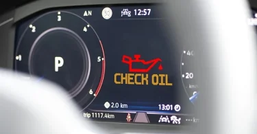 Upozorenje CHECK OIL na digitalnom zaslonu instrumentne ploče vozila