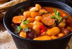Crni lonac s varivom od slanutkа, slanine, paprike i других povrća