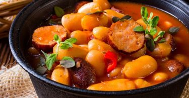 Crni lonac s varivom od slanutkа, slanine, paprike i других povrća