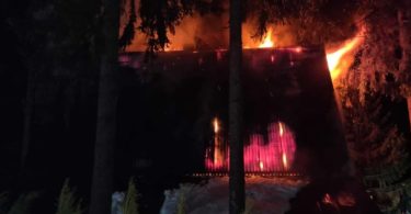Vikendica u noći охvaćena požarom sa plamenom koji izlazi kroz prozore i krov