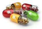 Kapsule B vitamina različitih tipova sa ilustracijom sadržaja minerala i nutrijenata