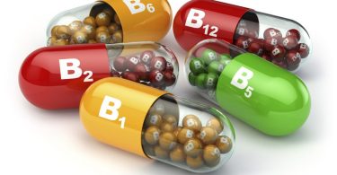 Kapsule B vitamina različitih tipova sa ilustracijom sadržaja minerala i nutrijenata