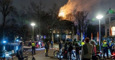 Gašenje požara na katedrali u Amsterdamu s policijom i vatrogascima na mjestu događaja
