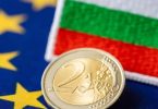 Eurokovanica od dva eura ispred zastave Evropske unije i Bugarske
