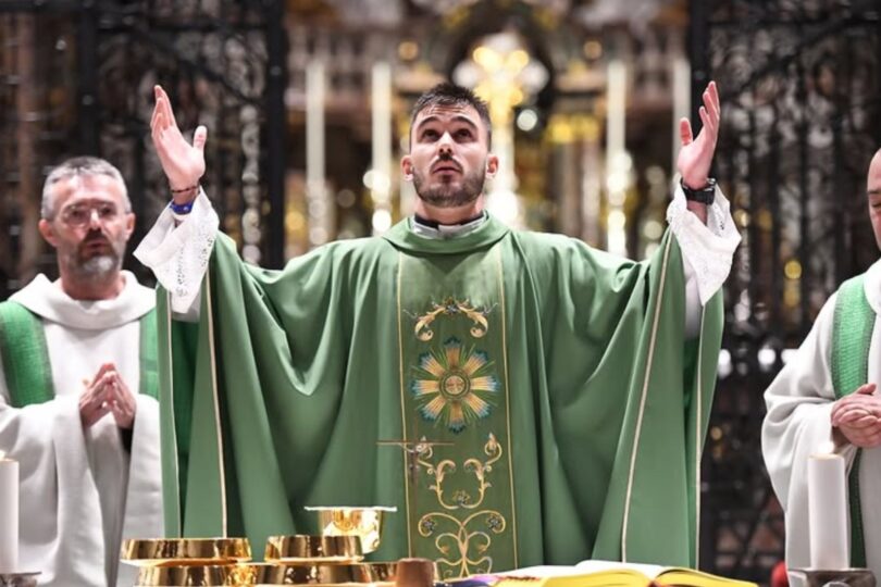 Svećenik u zelenoj liturgijskoj odjeći s podignutim rukama tijekom mise