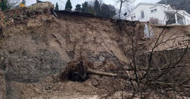 Aktivirano klizište s priklonom terenom i kućom na vrhu padine