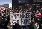 Masa demonstranata s plakatom 'Yankee go home!' tijekom prosvjeda protiv SAD