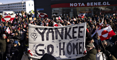 Masa demonstranata s plakatom 'Yankee go home!' tijekom prosvjeda protiv SAD