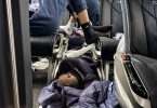 Igrač spava na podu autobusa tijekom putovanja na rukometnom natjecanju