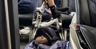 Igrač spava na podu autobusa tijekom putovanja na rukometnom natjecanju