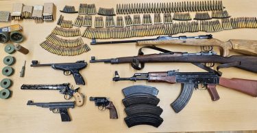 Automatska puška, pištolji, municija i eksploziv zaplijenjeni od strane policije