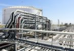 Industrijska naftna postrojenja sa spremnicima i cijevima na terenu