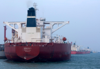 Veliki crveni naftni tanker s azijskom zastavom u morskoj luci