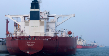 Veliki crveni naftni tanker s azijskom zastavom u morskoj luci
