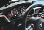 Unutrašnjost automobila sa prikazom brzinomjera i upaljenih kontrolnih lampica na instrumentnoj ploči