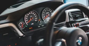 Unutrašnjost automobila sa prikazom brzinomjera i upaljenih kontrolnih lampica na instrumentnoj ploči