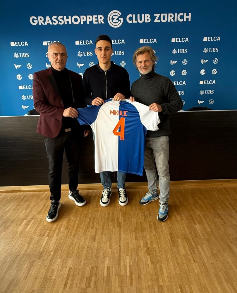 Luka Mikulić s predstavnicima Grasshoppera tijekom potpisivanja ugovora