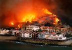 Veliki požar guta brdo iznad naselja s bijelim kućama na obali